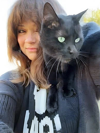 Valerie Bertinelli discusses her cats Batman, Henry and Tigger on the Cattitude podcast with Michelle Fern on Pet Life Radio
